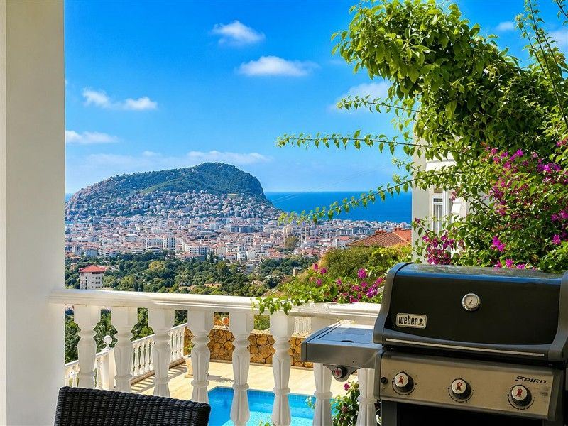ALANYA TEPE’DE MUHTEŞEM ŞEHİR VE DENİZ MANZARALI ÖZEL HAVUZLU 4+2 VİLLA