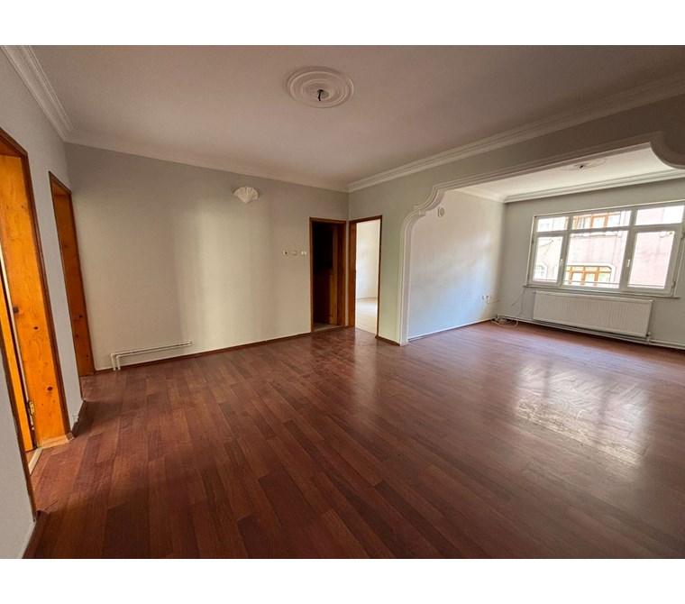 İZMİT ÜÇYOLDA MERKEZİ KONUMDA ARA KAT 3+1 140 m² KİRALIK DAİRE