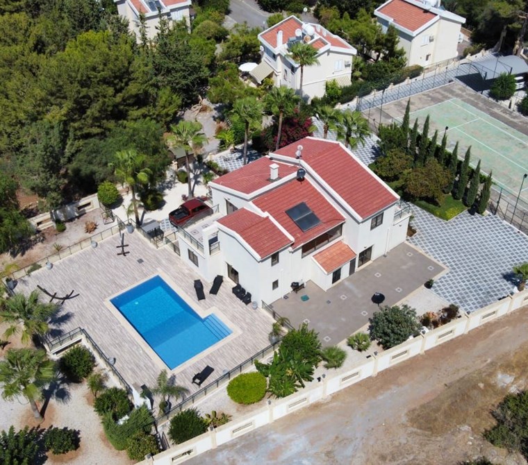 ALSANCAK'TA MÜSTAKİL ARAZİ İÇERİSİNDE SATILIK LÜKS VİLLA!