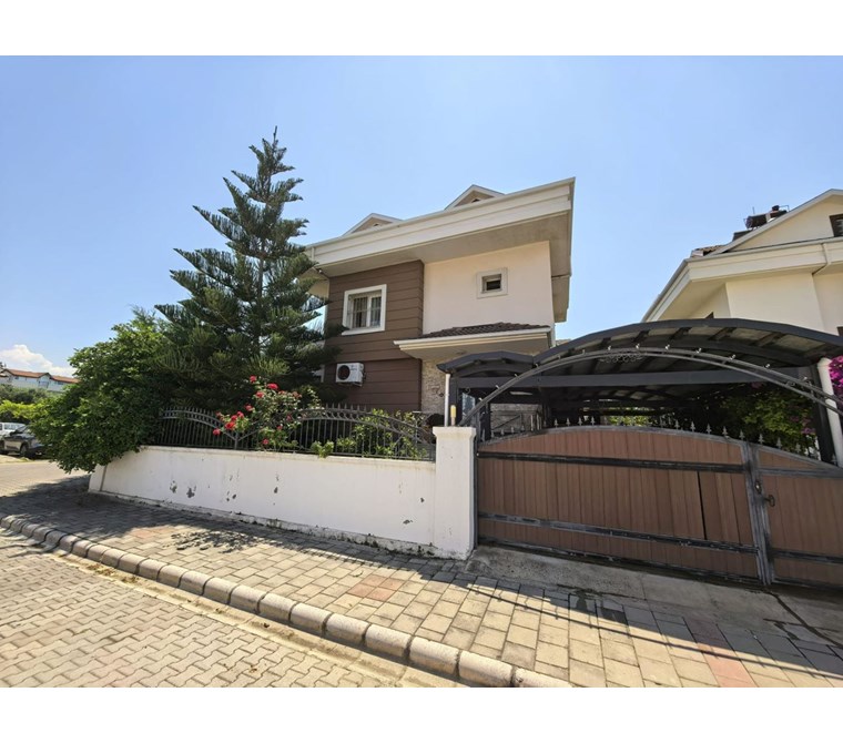 Fethiye Merkezde Satılık Eşyalı Müstakil Köşe Triplex Villa