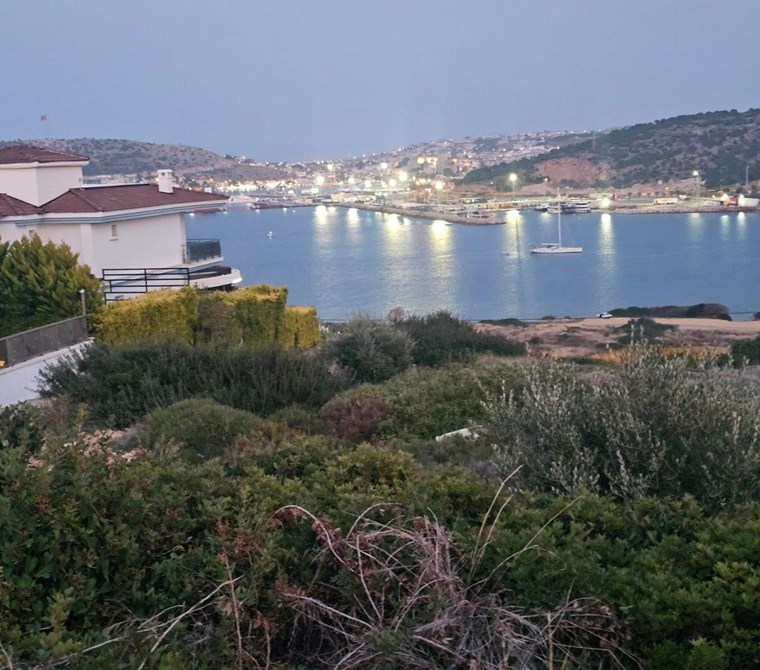 İl-İlçe-Köy İzmir Çeşme Fener Burnu İmarlı Deniz Manzaralı Önü Kapanmaz Arsa