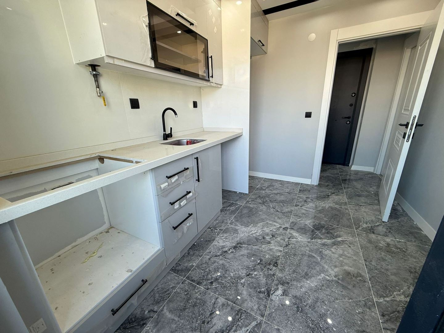 ŞENER GYD' DEN DARICA ATATÜRK CADDESİ ÜZERİNDE SATILIK LÜKS 2+1