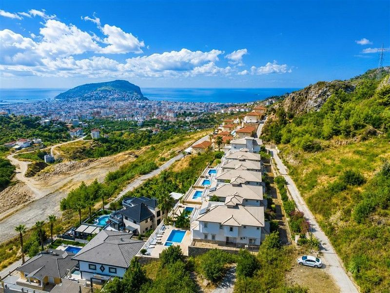 ALANYA TEPE’DE MUHTEŞEM ŞEHİR VE DENİZ MANZARALI ÖZEL HAVUZLU 4+2 VİLLA