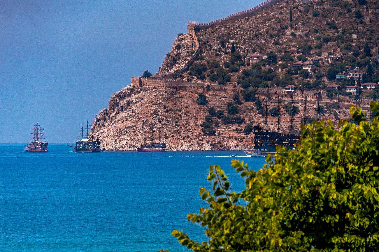 FULLY FURNISHED 3+1 SEAFRONT APARTMENT FOR SALE WITH SEA VIEW IN ALANYA CENTER