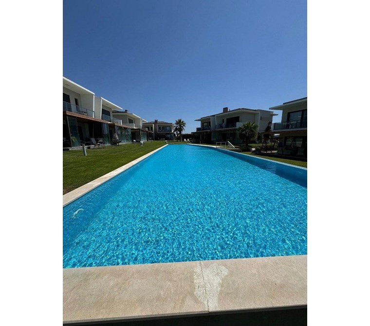 İzmir Çeşme Şifne Deniz Manzaralı Ortak Havuzlu Sitede Dubleks Villa