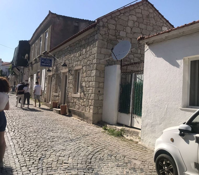 MÜJGAN EMLAK'TAN ÇEŞME ALAÇATI'DA BAHÇELİ TAŞ EV
