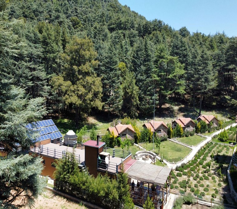 FETHİYE BABADAĞ’DA, 1300 METRE RAKIMDA, DOĞANIN KALBİNDE İZOLE KONUMDA YATIRIMLIK TAŞ YAPILAR VE TES