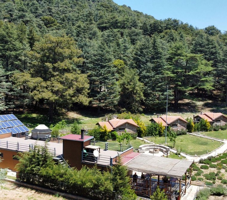 FETHİYE BABADAĞ’DA, 1300 METRE RAKIMDA, DOĞANIN KALBİNDE İZOLE KONUMDA YATIRIMLIK TAŞ YAPILAR VE TES