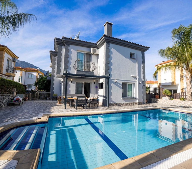 Kıbrıs Girne Alsancak'ta Muhteşem Bir Villa , 3+1 Eşyalı Dubleks, Site İçinde, Özel Havuzlu ,Bahçeli