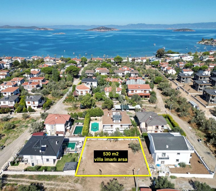 AYVALIK SAHİLKENTTE SATILIK 530 M² VİLLA İMARLI ARSA