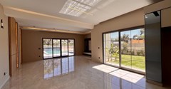 Kuşadası'nda 500 m2 Arsa İçerisinde Müstakil Lüx Villa