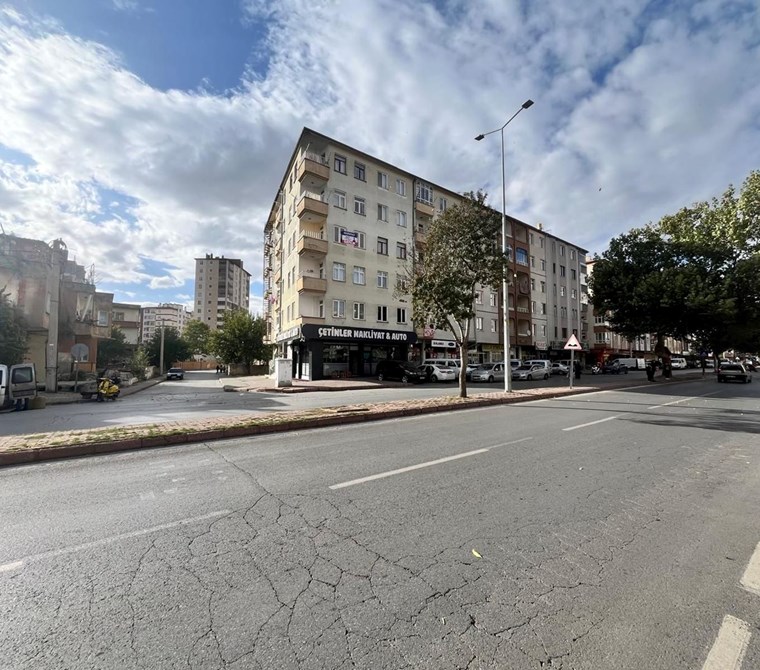 AKDAMAR - Aydınlıkevler Mah. Merkezi Konumda Kombili 3+1 Daire !