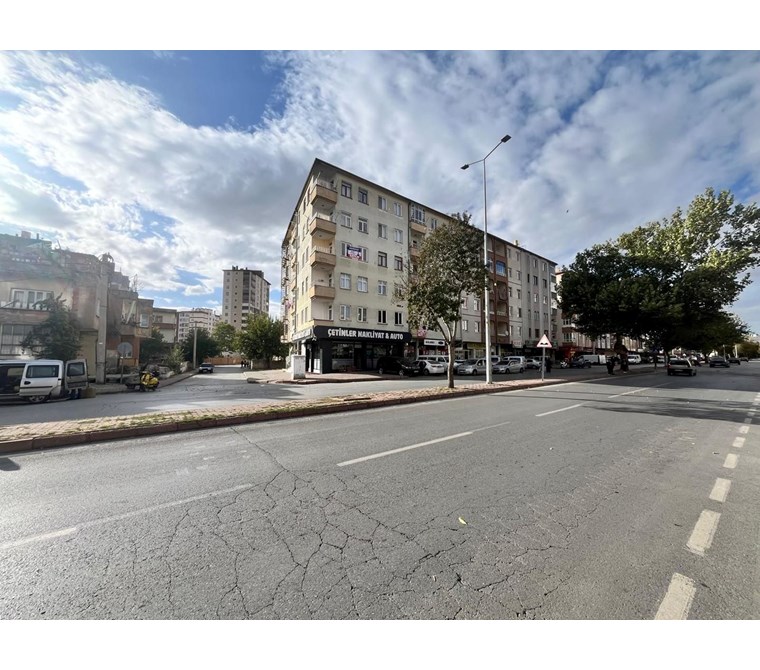 AKDAMAR - Aydınlıkevler Mah. Merkezi Konumda Kombili 3+1 Daire !