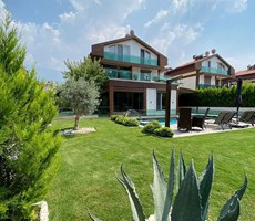 FETHİYE ÖLÜDENİZ HİSARÖNÜ’NDE SATILIK LÜKS VİLLA – ISITMALI HAVUZ, KAPALI GARAJ, GENİŞ BAHÇE