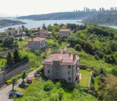 Dolaybağı'nda Boğaz Manzaralı 532m² Bahçeli Satılık Müstakil Ev!