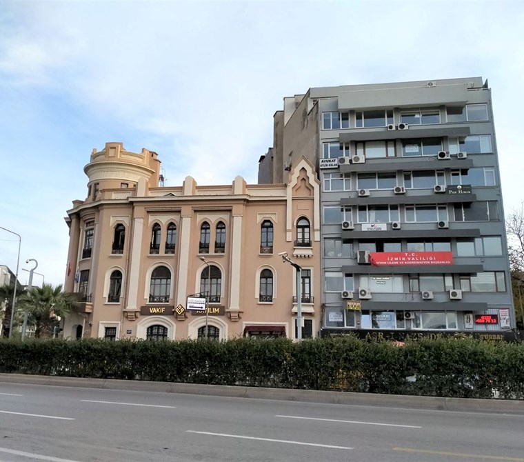 Konak Pier karşısında Gümrük İşhanında Kiralık Ofis-Büro