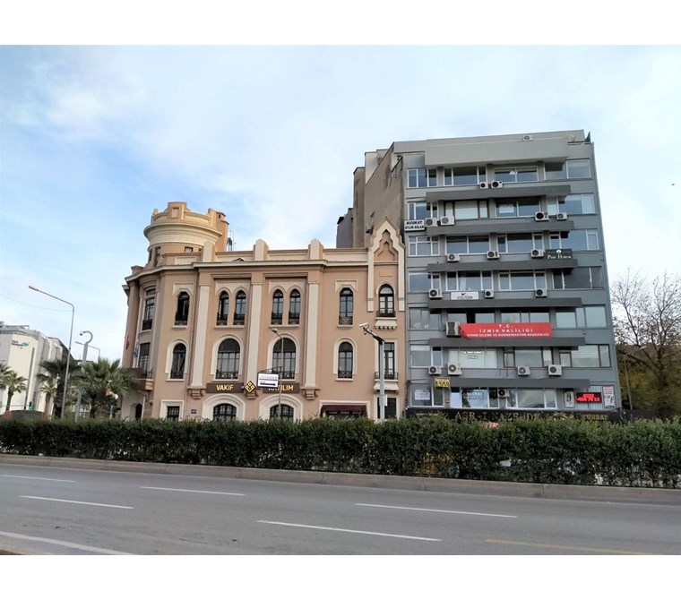 Konak Pier karşısında Gümrük İşhanında Kiralık Ofis-Büro