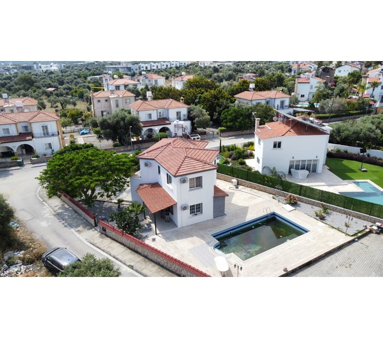 Ozanköy'de Geniş Müstakil Bahçe İçerisinde Özel Yüzme Havuzlu Satılık 4+1 Müstakil Villa..