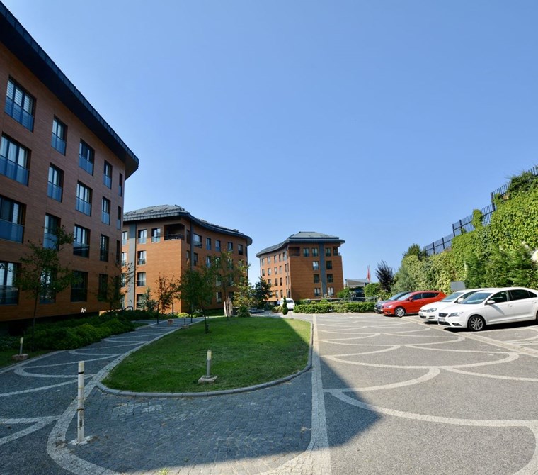 Koç Üniversitesi komşu Alya evlerinde kiralık 3+1 çatı dubleksi
