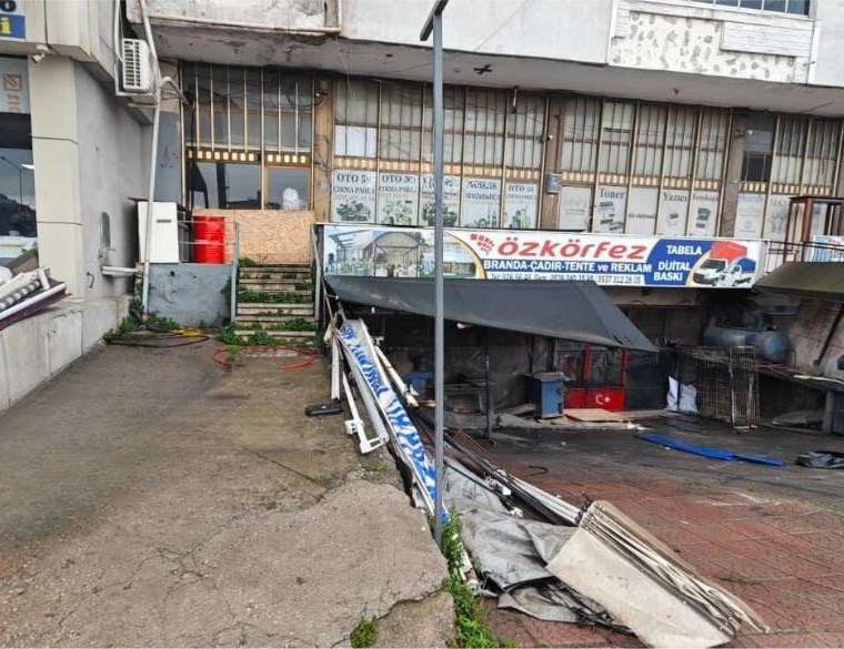 KÖRFEZ YENİYALI’DA D-100’E CEPHE, TABELA DEĞERİ YÜKSEK SATILIK DÜKKÂN