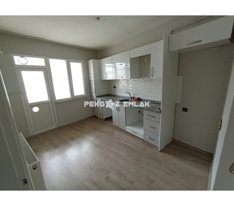 AYŞEKADIN'DA KİRALIK İÇİ YENİLENMİŞ 2+1 ÇİFT BALKONLU DAİRE