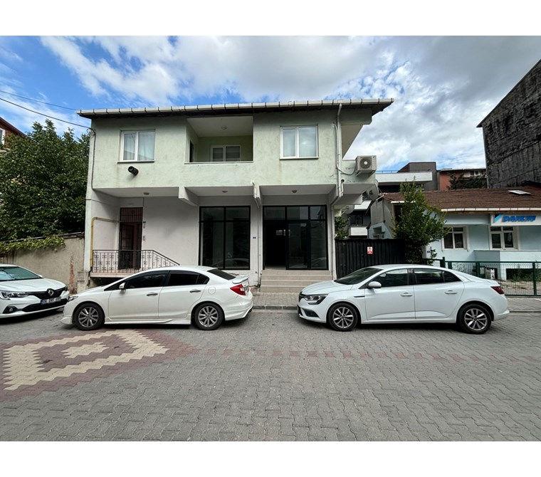 İZMİT SANAYİ MAHALLESİNDE İÇİ YAPILI 85 m² KİRALIK DÜKKAN