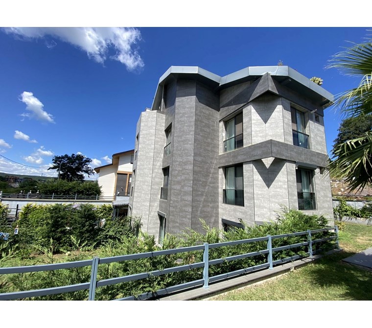 Zekeriyaköy'de Kiralık 2,5+1 Çatı Dubleks Daire