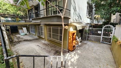 Kadiköy Moda'da Güney Cep. Bahçe Kullanımlı Kombili İçiYenilenmiş Müstakil Girişli Satılık 2+1 Daire