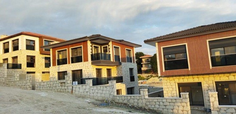 İzmir Çeşme Ovacık Deniz Manzaralı Havuzlu Tripleks Taş Ev Villa