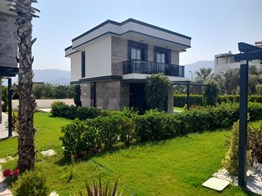KUŞADASI DAVUTLARDA DENİZE YÜRÜME MESAFESİNDE HAVUZLU SİTE İÇERİSİNDE 3+1 SÜPER LÜKS VİLLALAR