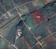 KUTLUCA KÖYÜ SEVİNDİKLİ GİŞELERE ÇOK YAKIN KONUMDA 8.929 M² SATILIK TARLA