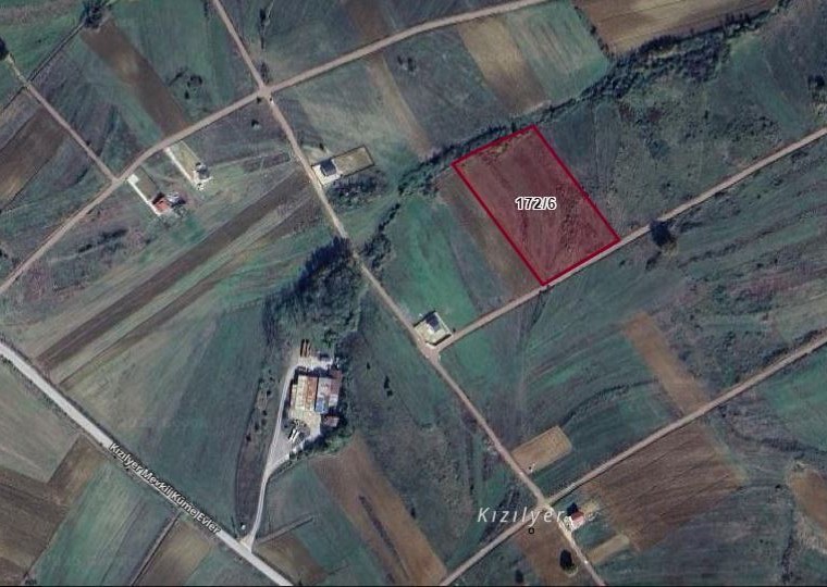 KUTLUCA KÖYÜ SEVİNDİKLİ GİŞELERE ÇOK YAKIN KONUMDA 8.929 M² SATILIK TARLA