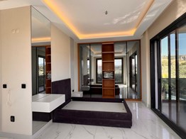 Kuşadası'nda 6+2 odalı 360 m2 Büyüklüğünde Lüx Villa