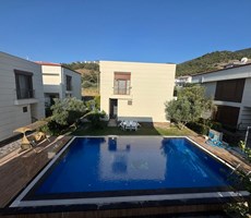 REALTY WORLD EFES'TEN GÜZELÇAMLIDA DENİZ MANZARALI 4+2 VİLLA