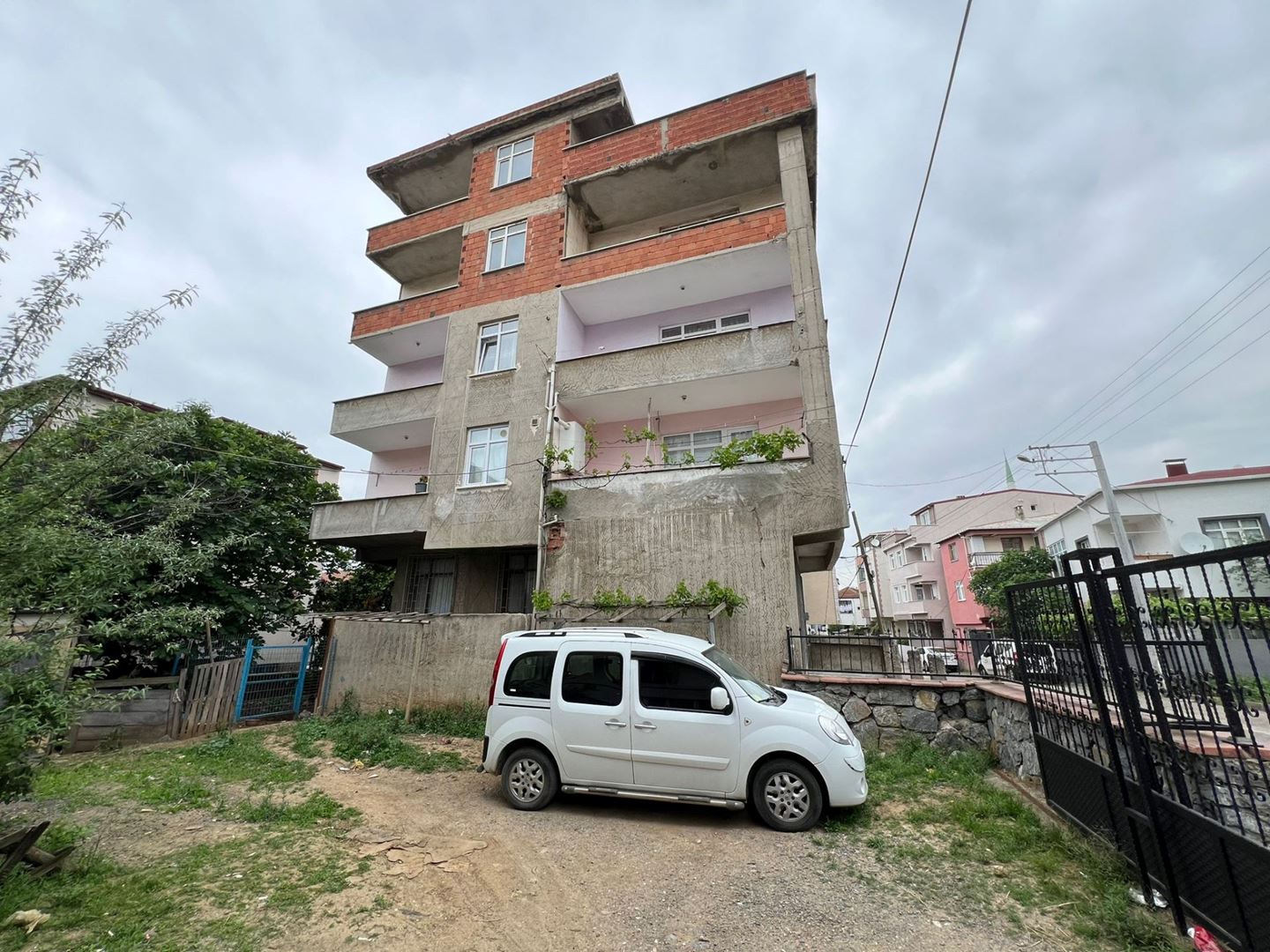 DARICA KAZIMKARABEKİR MAHALLESİNDE SATILIK 4 DAİRE+ 1 DÜKKAN