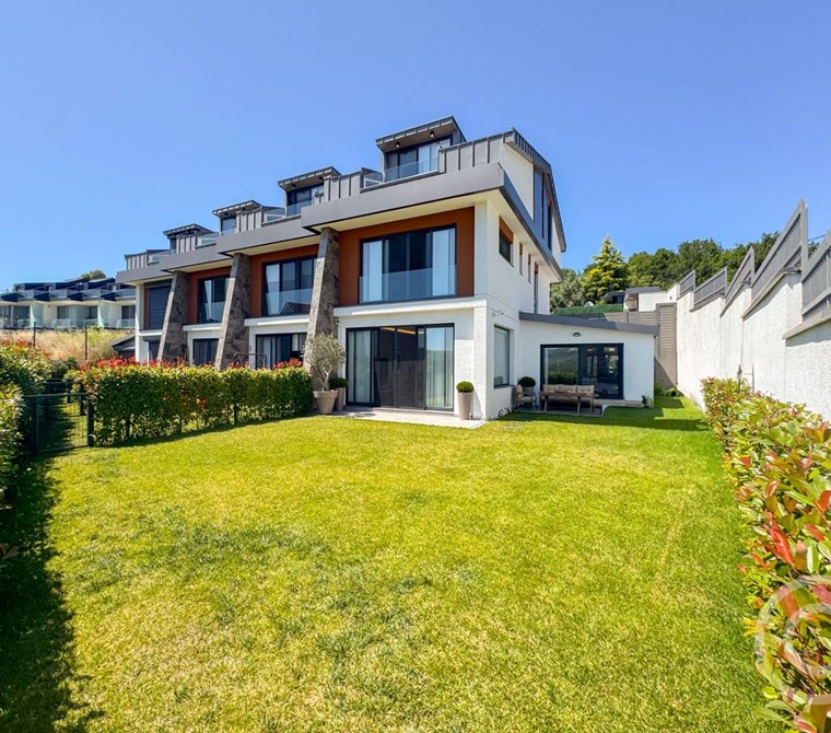 ZEKERİYAKÖY'DE AURA EVLERİ'NDE 4+1 ÖNÜ AÇIK MANZARALI MÜSTAKİL BAHÇELİ SATILIK VİLLA!