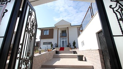 Gölbaşı Karşıyaka 'da Satılık 6+2 Göl Manzaralı Villa