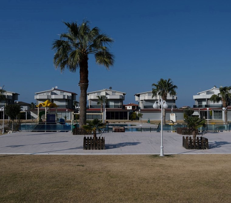 KUŞADASI GÜZELÇAMLI DA HAVUZLU SİTEDE GÜVENLİKLİ YAZLIK VİLLA
