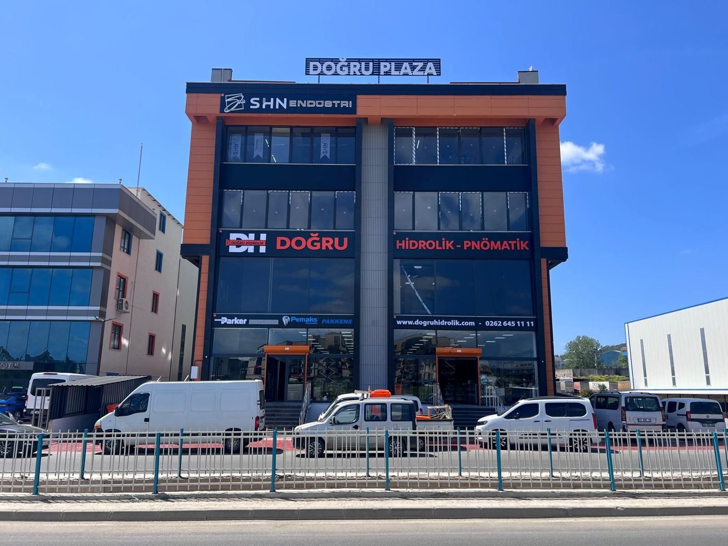 ŞENER GYD'DEN TİCARİ LOKASYONDA, KİRALIK, SÜPER LÜKS, ZEMİN KAT