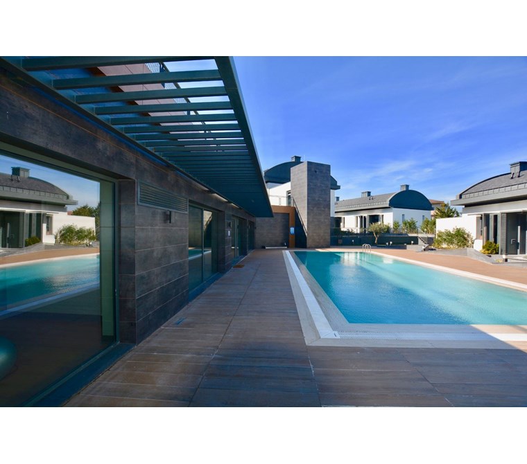 Zekeriyaköy Terrace Hayat Sitesinde Satılık Köşe Tripleks Villa