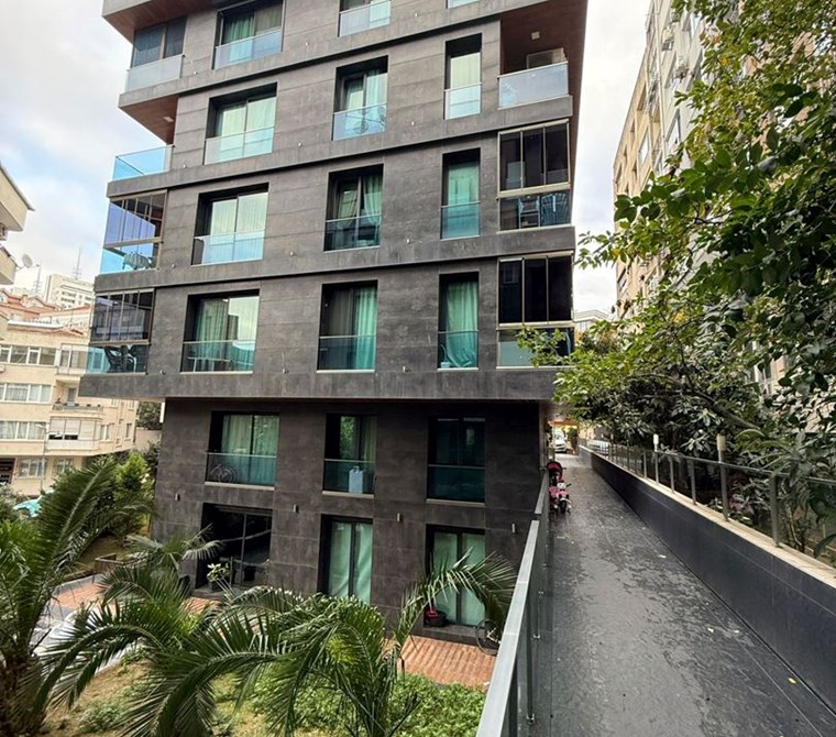 Nişantaşı Teşvikiye Site İçinde Balkonlu Otoparklı Şık 2+1 Daire