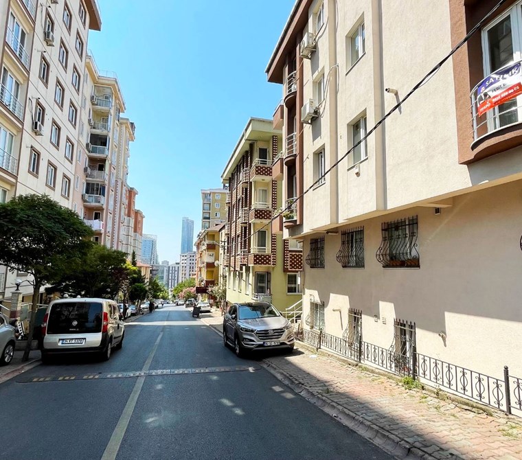 İstanbul Finans Merkezi Yakını Cadde Üzeri Kullanışlı Kiralık 2+1 Daire