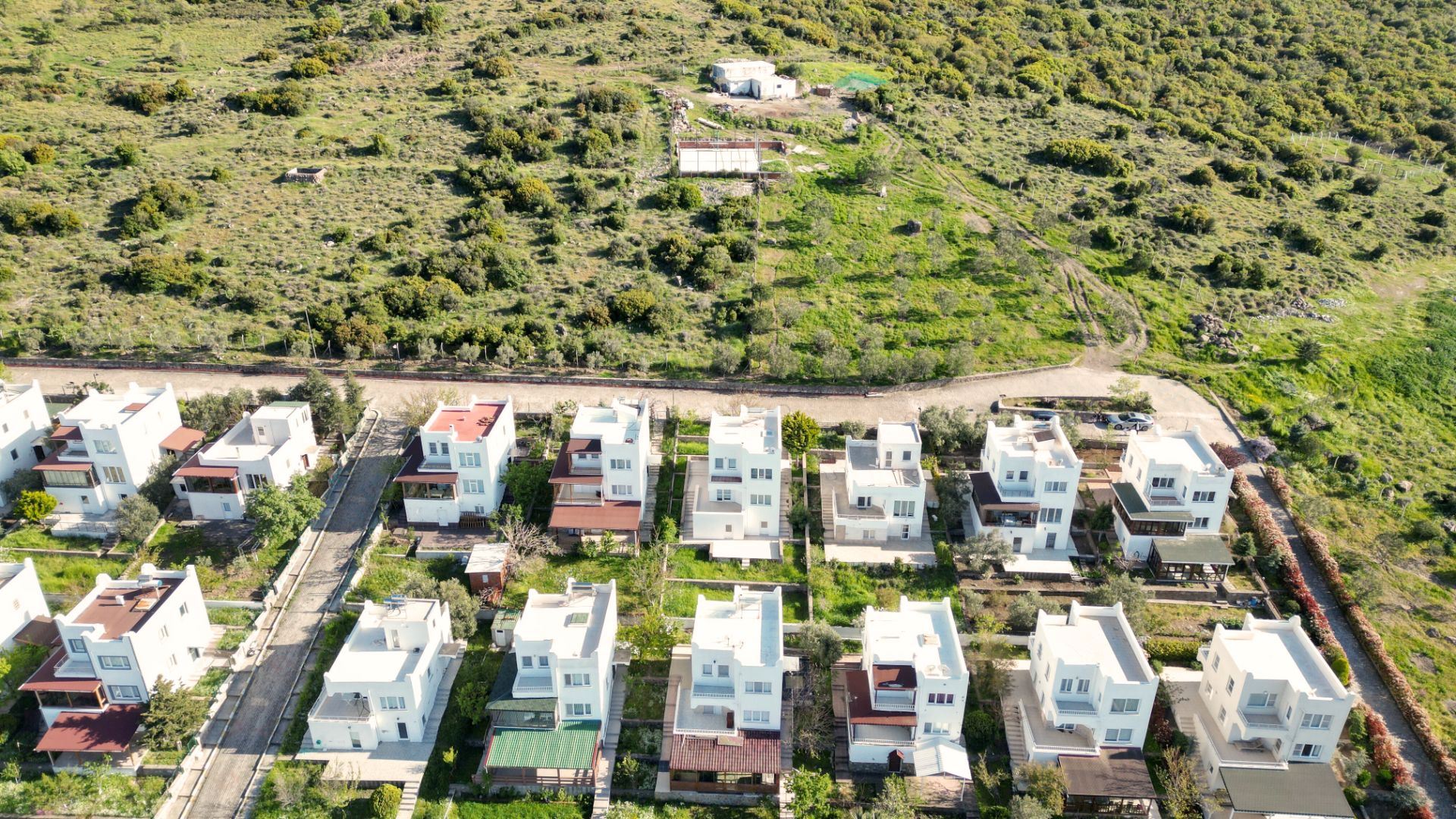 Denize Yakın Konumda | Babakale Akliman'da Müstakil Tapulu 3+1 Bakımlı Villa — Çanakkale gayrimenkul ilan görseli 3 / 42, Ae…