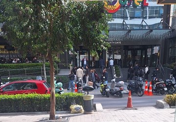 BAKIRKÖYÜN EN İŞLEK PASAJLARINDAN ÜSTÜN PASAJINDA KÖŞE DÜKKAN