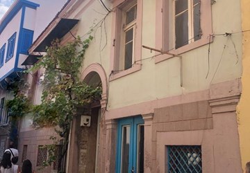 ALTIN EMLAKTAN AYVALIKTA 1881 TARİHLİ ÇARŞI İÇİNDE MUHTEŞEM BİNA