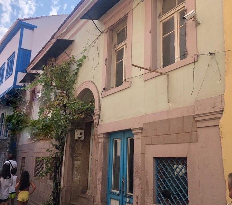 ALTIN EMLAKTAN AYVALIKTA 1881 TARİHLİ ÇARŞI İÇİNDE MUHTEŞEM BİNA