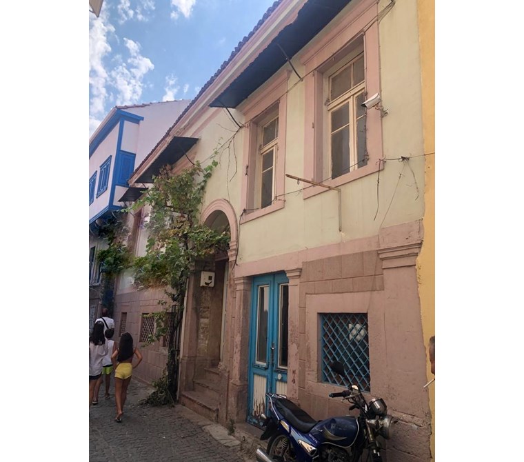 ALTIN EMLAKTAN AYVALIKTA 1881 TARİHLİ ÇARŞI İÇİNDE MUHTEŞEM BİNA