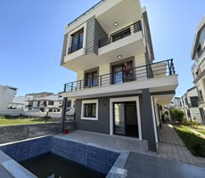HİSAR’DA HAVUZLU 4+1 VİLLA – KÖŞE KONUM, AÇIK CEPHE