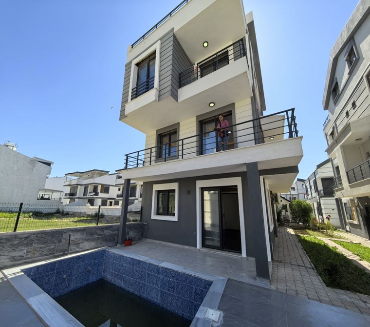HİSAR’DA HAVUZLU 4+1 VİLLA – KÖŞE KONUM, AÇIK CEPHE