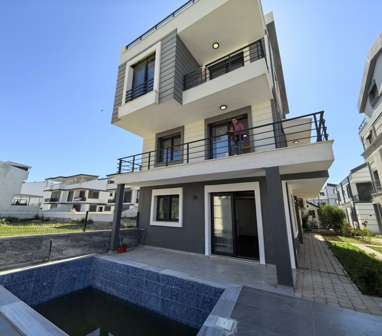 HİSAR’DA HAVUZLU 4+1 VİLLA – KÖŞE KONUM, AÇIK CEPHE